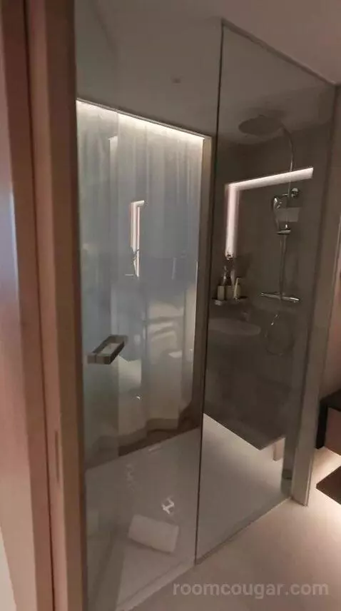 Standard Me Room with Patio View bathroom picture #11