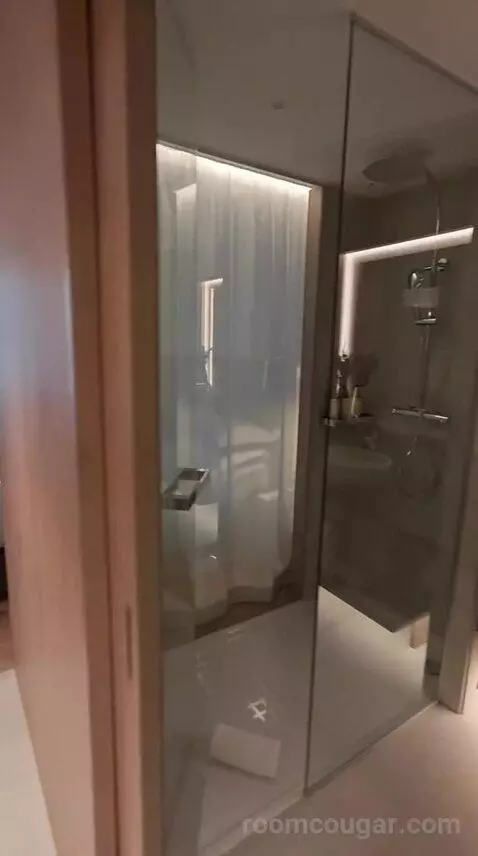 Standard Me Room with Patio View bathroom picture #12