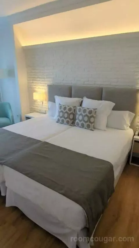 Jr Suite bed picture #3