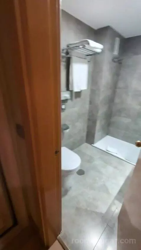 Superior Single Room bathroom picture #1