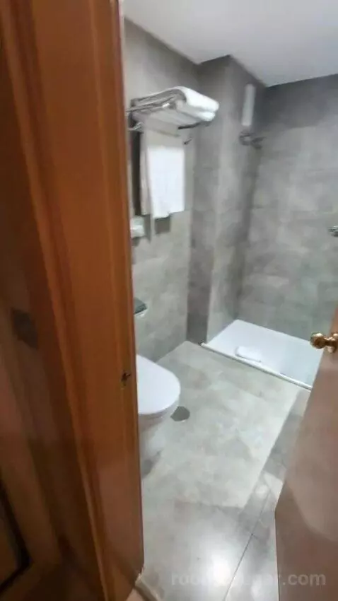 Superior Single Room bathroom picture #2