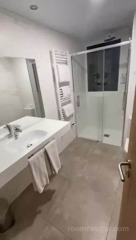 Economy Room bathroom picture #1