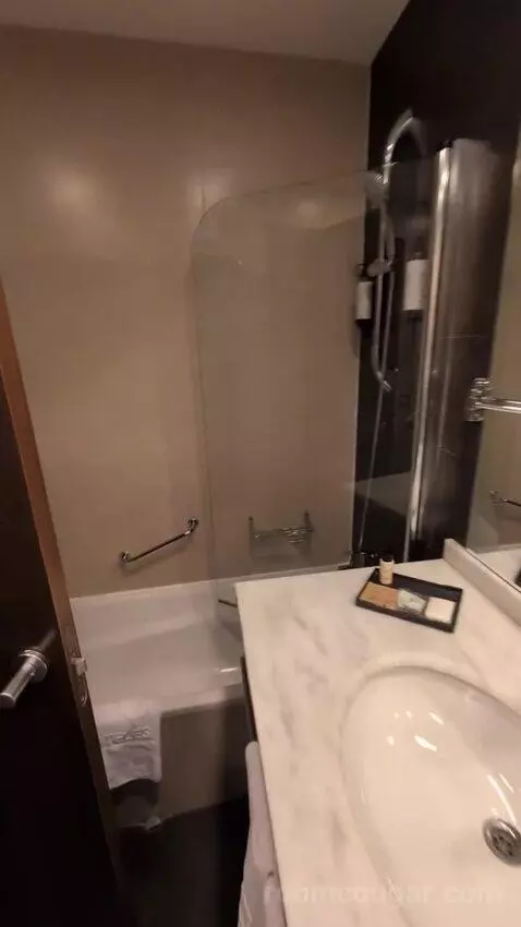 Double (#116) bathroom picture #2