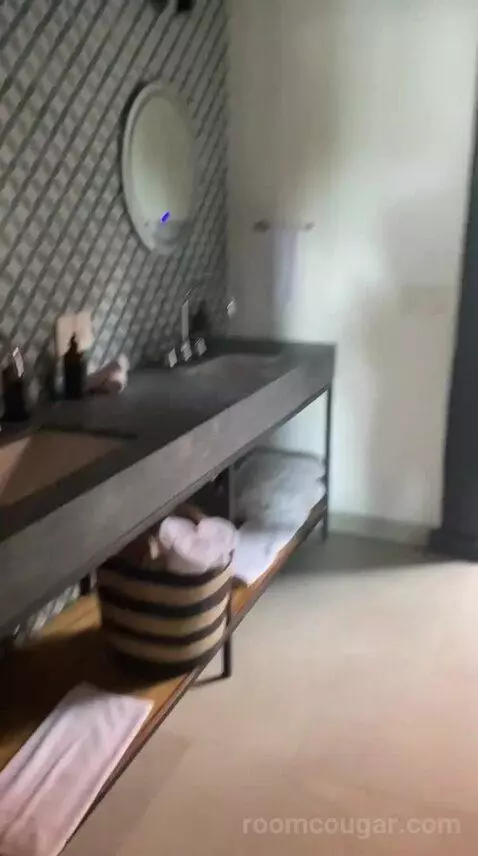 Suite with Private Pool (4C) bathroom picture #3