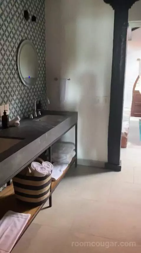 Suite with Private Pool (4C) bathroom picture #5