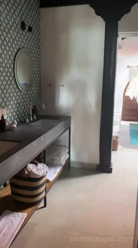 Suite with Private Pool (4C) bathroom picture #6
