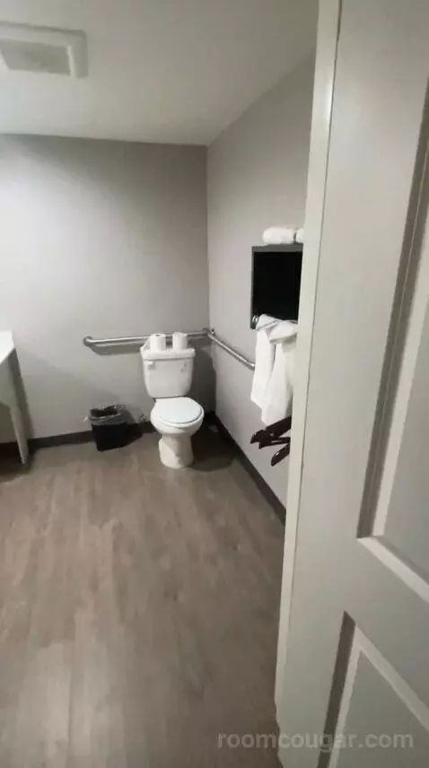 Standard (#126) bathroom picture #2