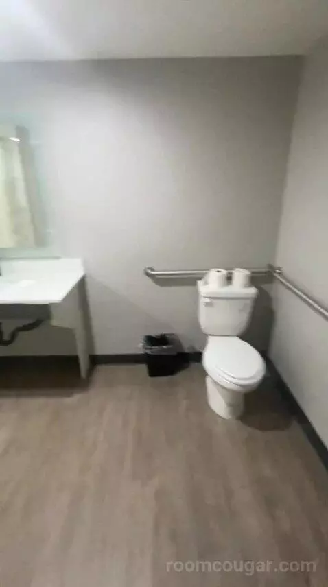 Standard (#126) bathroom picture #3