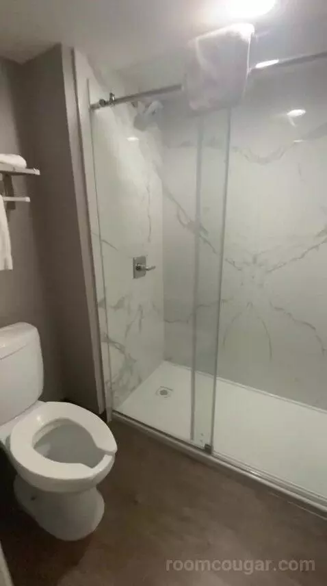 Standard (#106) bathroom picture #8