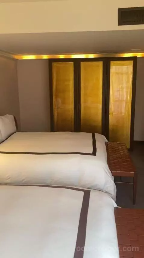 Superior Queen Room (#904) bed picture #4