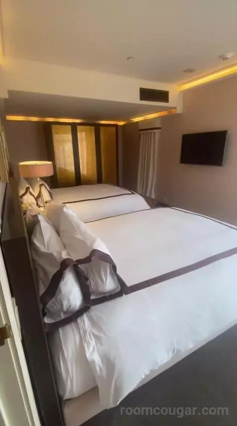 Superior Queen Room (#904) bed picture #8