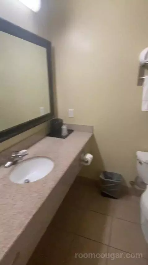 Standard (#110) bathroom picture #1