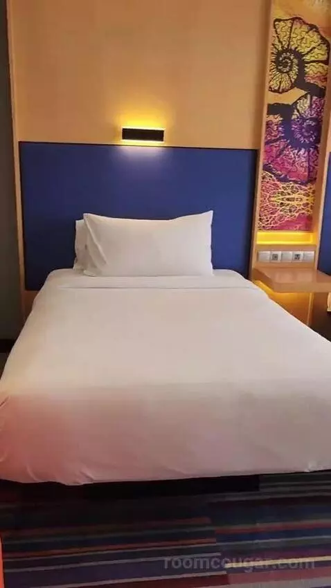 2 Queen Beds Room (#3010) bed picture #9