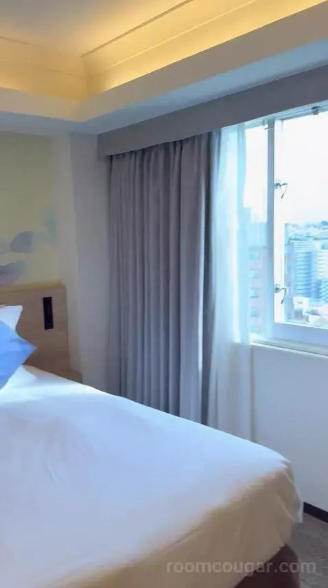 Executive Twin Room - Non-Smoking with Premier Lounge (#1322) bed picture #7