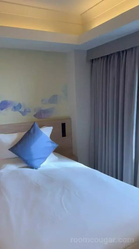 Executive Twin Room - Non-Smoking with Premier Lounge (#1322) bed picture #9