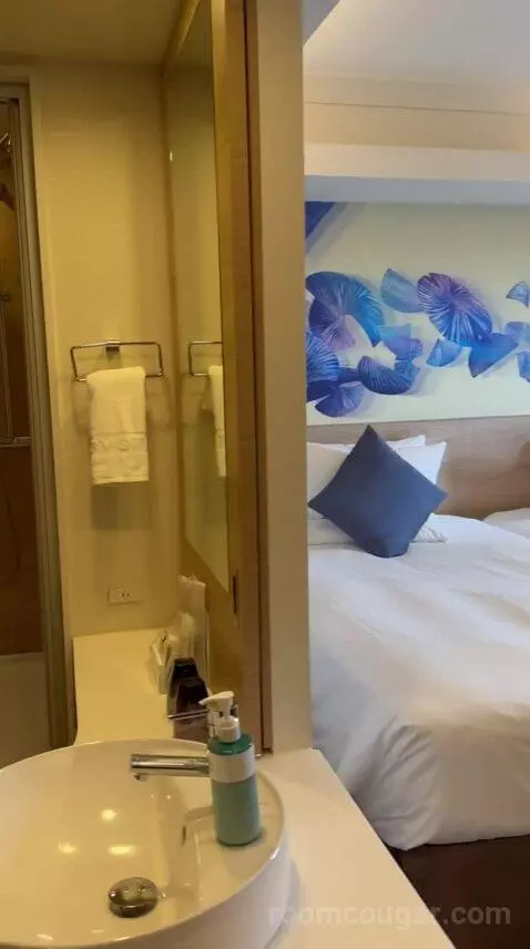 Executive Twin Room - Non-Smoking with Premier Lounge (#1322) bed picture #6