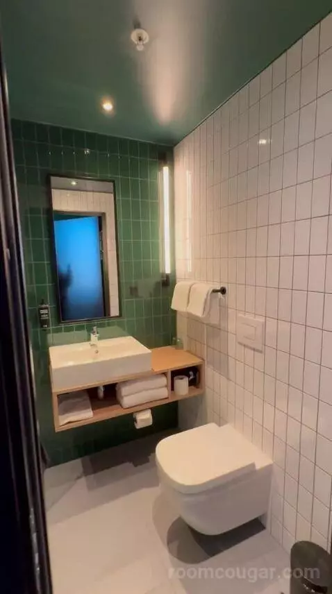 Superior Twin Room - High Floor (#812) bathroom picture #1