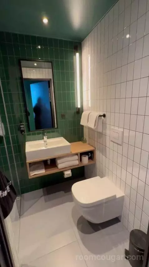 Superior Twin Room - High Floor (#812) bathroom picture #2