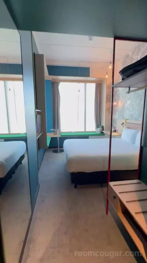 Superior Twin Room - High Floor (#812) bed picture #2