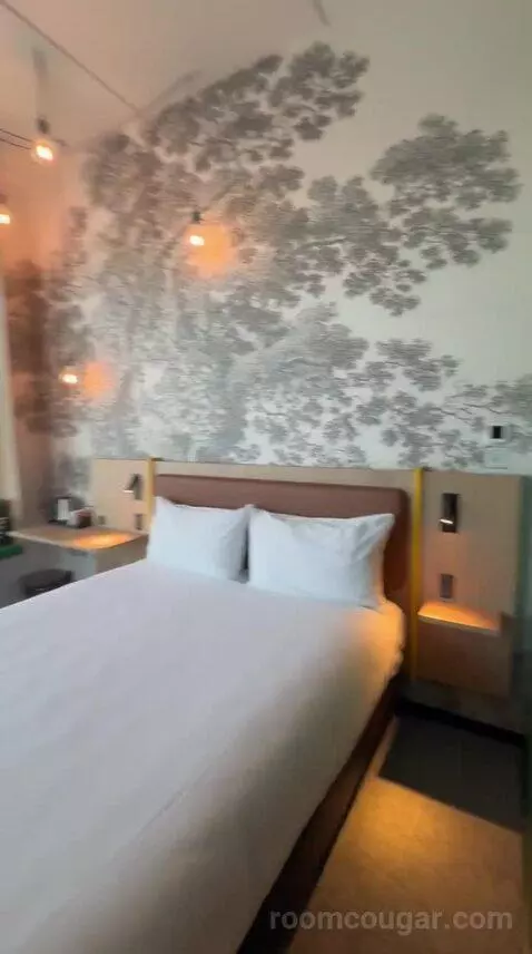 Superior Twin Room - High Floor (#812) bed picture #8