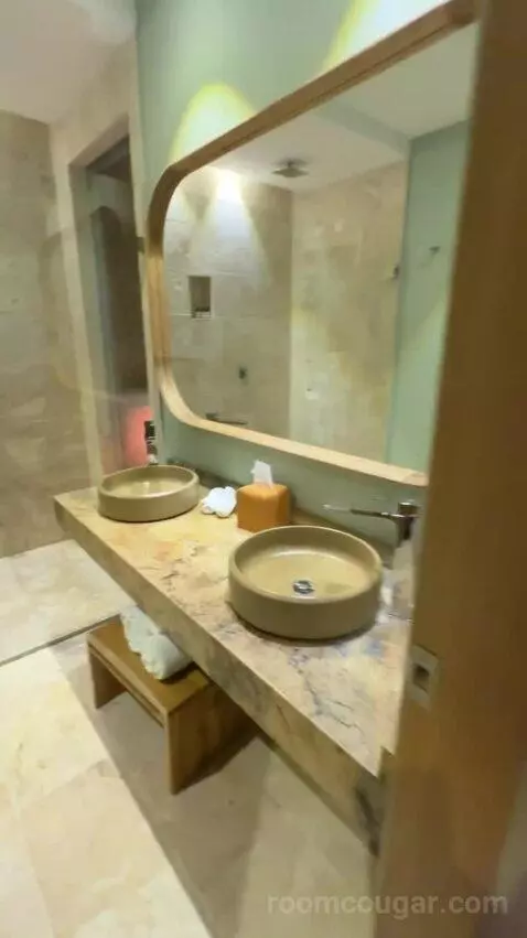 Jr Suite (#2-503) bathroom picture #2