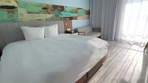 Deluxe King Room with Balcony and Ocean View (#608) bed picture #1