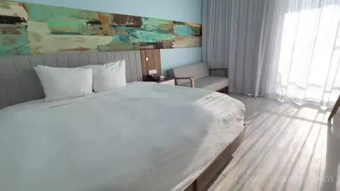 Deluxe King Room with Balcony and Ocean View (#608) bed picture #2