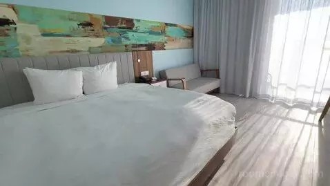 Deluxe King Room with Balcony and Ocean View (#608) bed picture #3