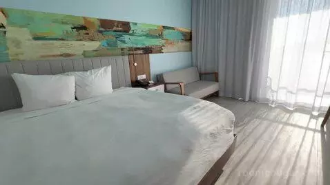 Deluxe King Room with Balcony and Ocean View (#608) bed picture #4