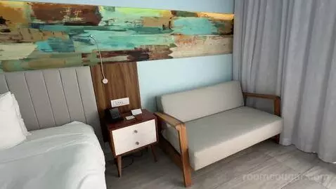 Deluxe King Room with Balcony and Ocean View (#608) bed picture #8