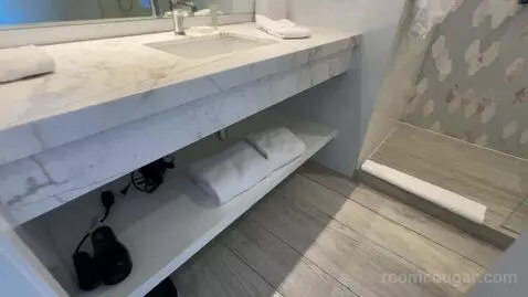 Deluxe King Room with Balcony and Ocean View (#608) bathroom picture #1