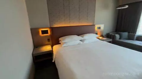 King Room - Club Access (#4319) bed picture #4