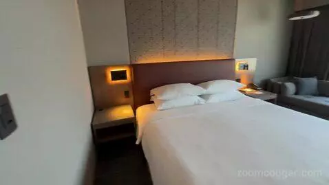 King Room - Club Access (#4319) bed picture #5