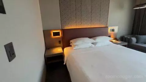 King Room - Club Access (#4319) bed picture #6