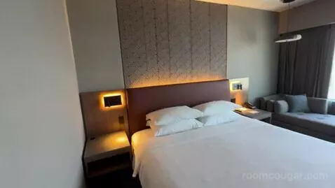 King Room - Club Access (#4319) bed picture #8