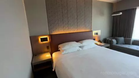 King Room - Club Access (#4319) bed picture #9