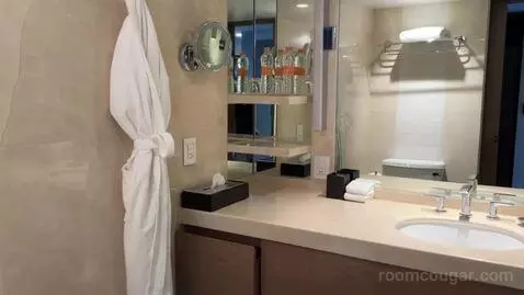 King Room - Club Access (#4319) bathroom picture #2