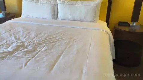King Room with City View (#1201) bed picture #7