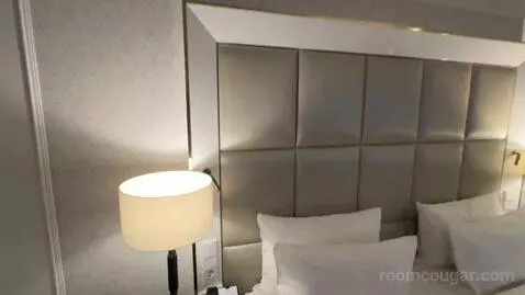 Corner Suite (#208) bed picture #4