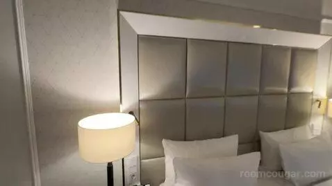 Corner Suite (#208) bed picture #5