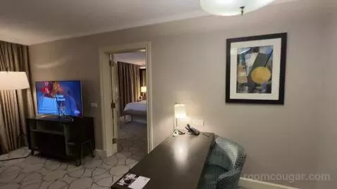 Deluxe Suite, Club Lounge Access, 1 Bedroom Larger Suite (#571) bed picture #4