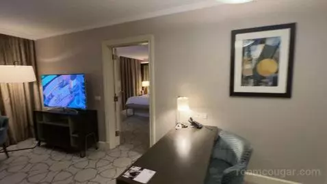 Deluxe Suite, Club Lounge Access, 1 Bedroom Larger Suite (#571) bed picture #5