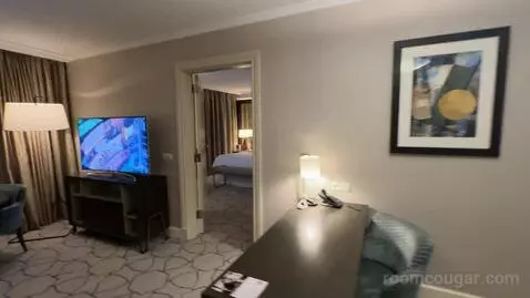 Deluxe Suite, Club Lounge Access, 1 Bedroom Larger Suite (#571) bed picture #6
