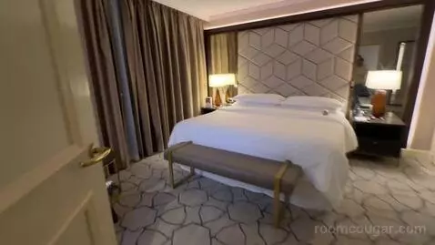 Deluxe Suite, Club Lounge Access, 1 Bedroom Larger Suite (#571) bed picture #7