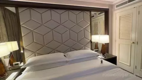 Deluxe Suite, Club Lounge Access, 1 Bedroom Larger Suite (#571) bed picture #11