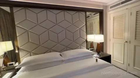 Deluxe Suite, Club Lounge Access, 1 Bedroom Larger Suite (#571) bed picture #12