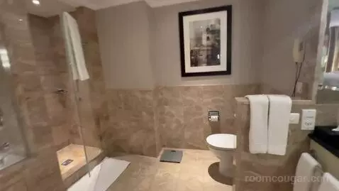 Deluxe Suite, Club Lounge Access, 1 Bedroom Larger Suite (#571) bathroom picture #1