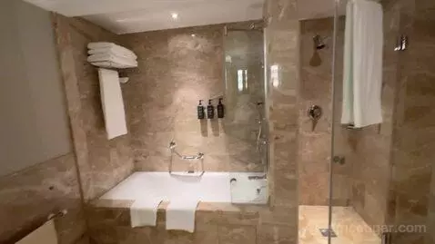 Deluxe Suite, Club Lounge Access, 1 Bedroom Larger Suite (#571) bathroom picture #6