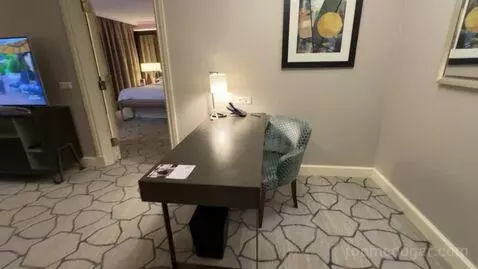 Deluxe Suite, Club Lounge Access, 1 Bedroom Larger Suite (#571) bed picture #1