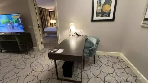 Deluxe Suite, Club Lounge Access, 1 Bedroom Larger Suite (#571) bed picture #3